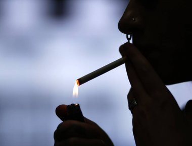 Ινδία: Σκότωσε τον άνδρα που τον μύησε στο κάπνισμα επειδή εμφάνισε καρκίνο στο λάρυγγα